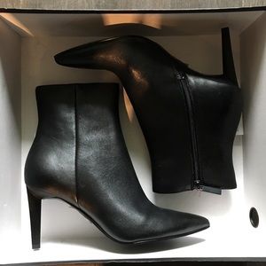 Kendall & Kylie Classic Leather Booties (no box)